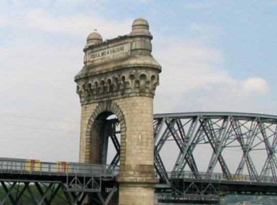 Podurile feroviare de la Feteşti şi Cernavodă, pline de fisuri!